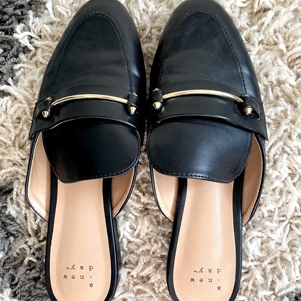 Black women’s backless loafers